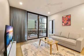 1BR Luxury apt at prime location w carpark